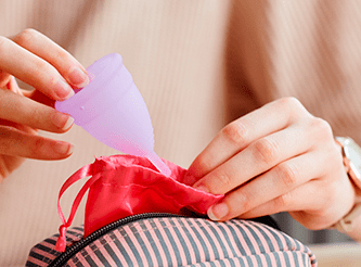 Utilisation des lingettes jetables dans les toilettes comme lingettes féminines